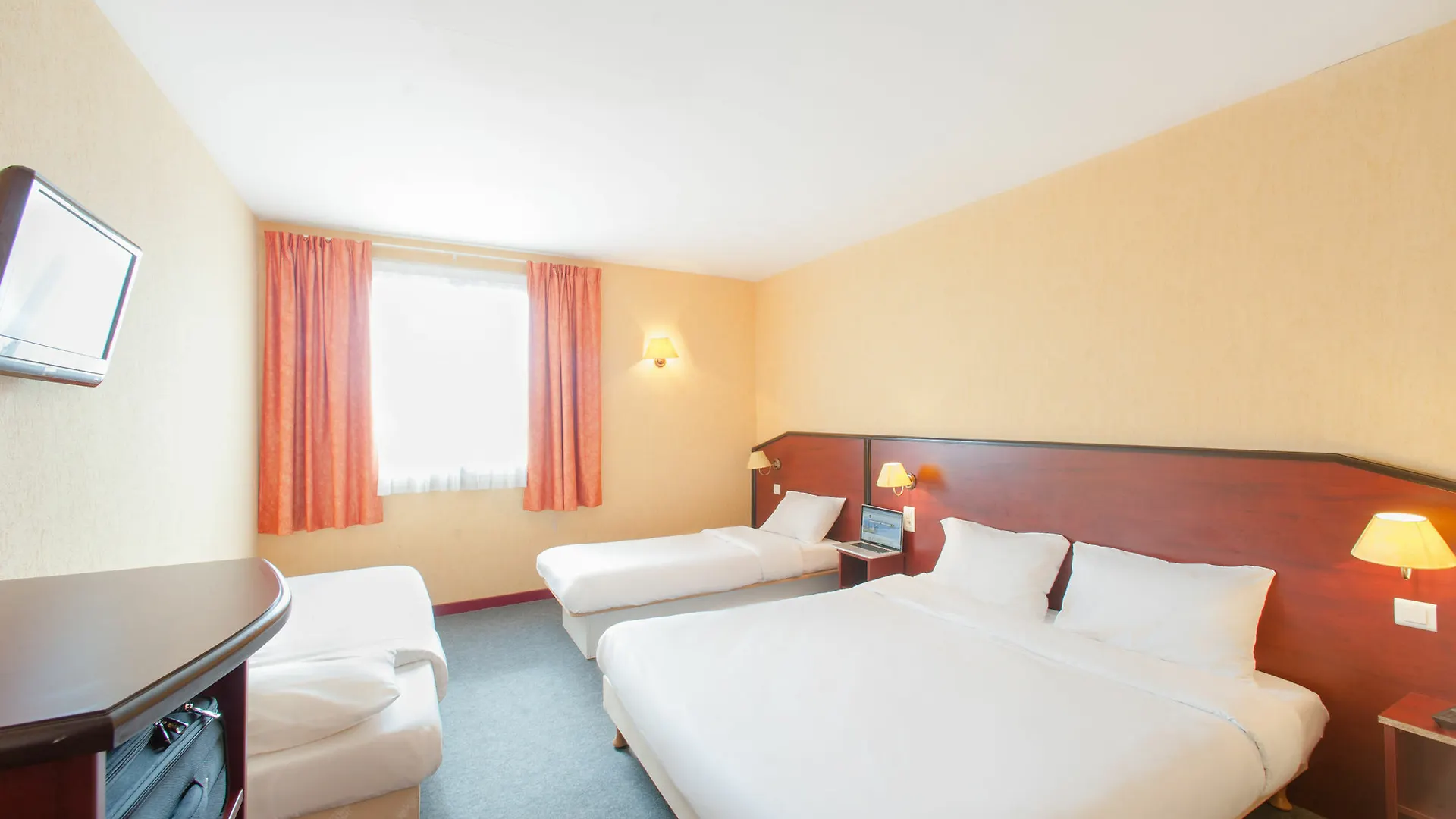 ***  B&B HOTEL Orange - Échangeur A7 A9 France
