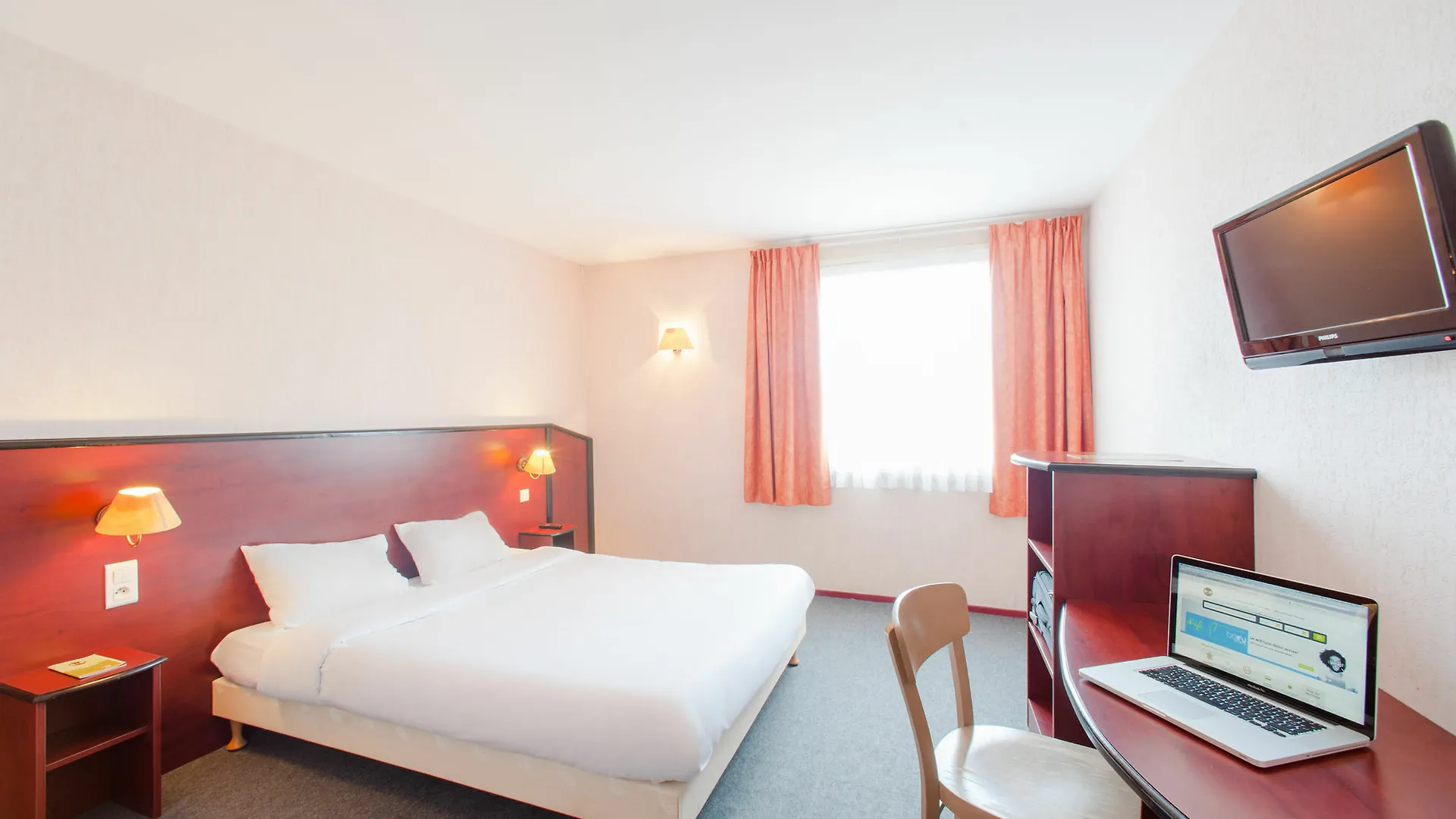 B&B HOTEL Orange - Échangeur A7 A9