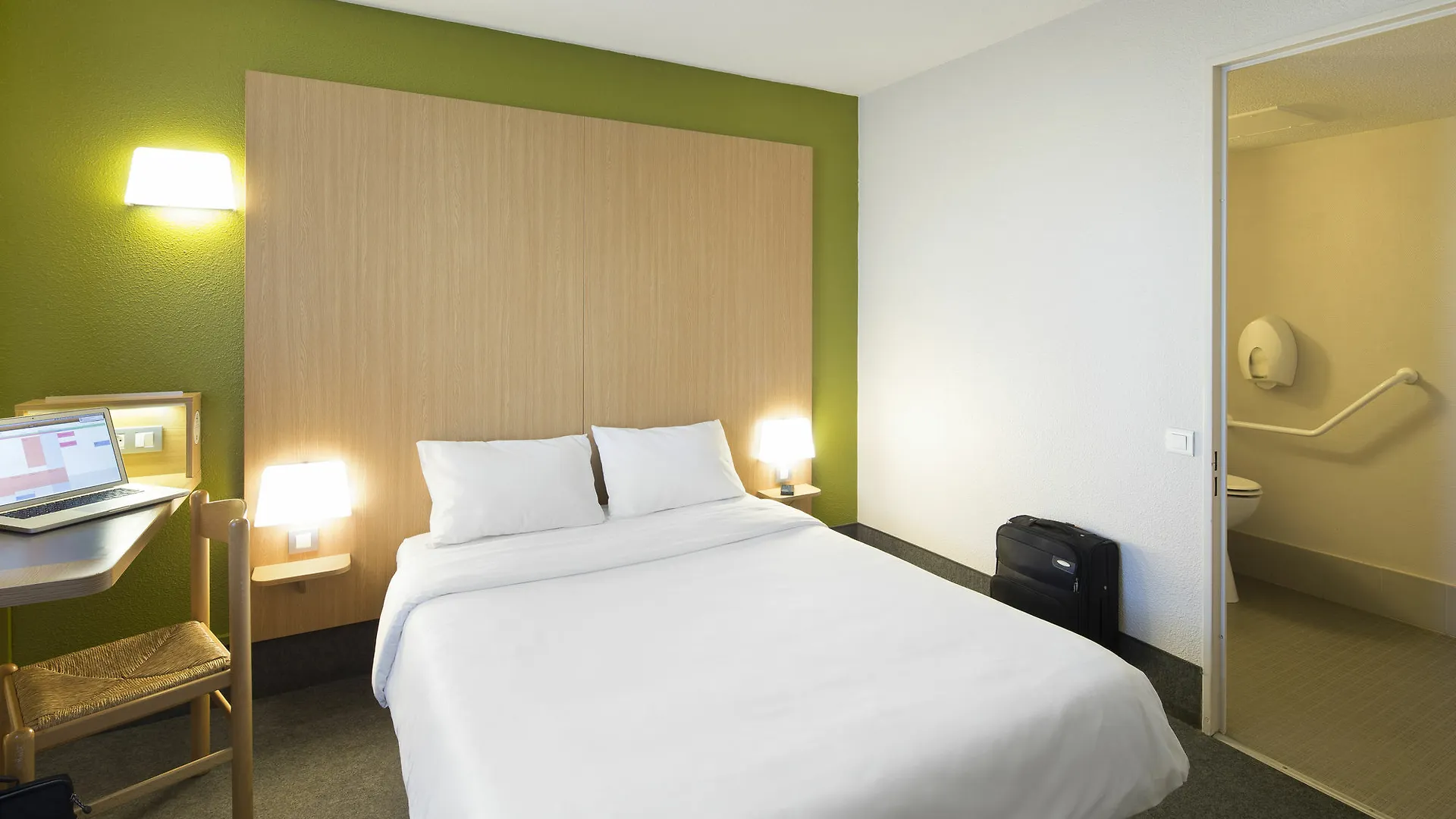 ***  B&B HOTEL Orange - Échangeur A7 A9 France