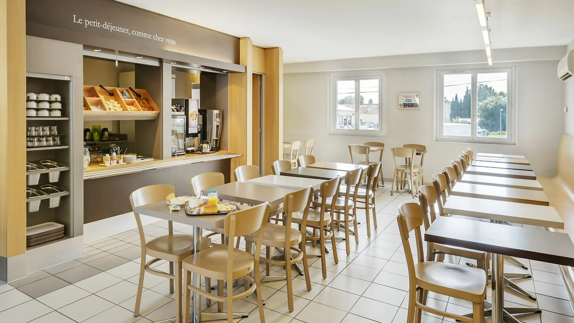 B&B HOTEL Orange - Échangeur A7 A9